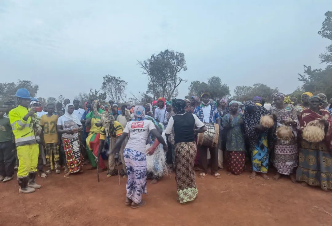 1711090989830890.jpg 捐贈拖拉機 修建儲水壩 馬里鋰礦項目公司積極支持社區(qū)發(fā)展4.jpg