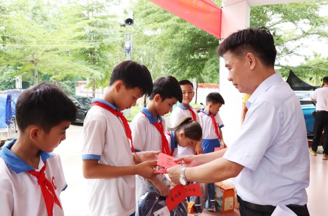 海南礦業到鄉村振興聯系點舉行留守兒童“六一”關愛活動
